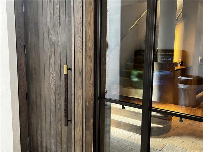 door to Oma